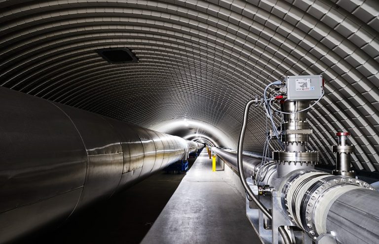 Inside one of the Virgo tunnels the squeezing pipe (right) runs parallel to the main one (left)